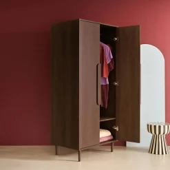 Kleiderschrank im Holzlook mit 2 Türen, Regalen und Kleiderstange