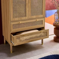 Kleiderschrank mit 2 Türen, 2 Schubladen und Rattan-Geflecht