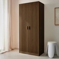 Kleiderschrank, zwei Türen, Kleiderstange und Stauräume