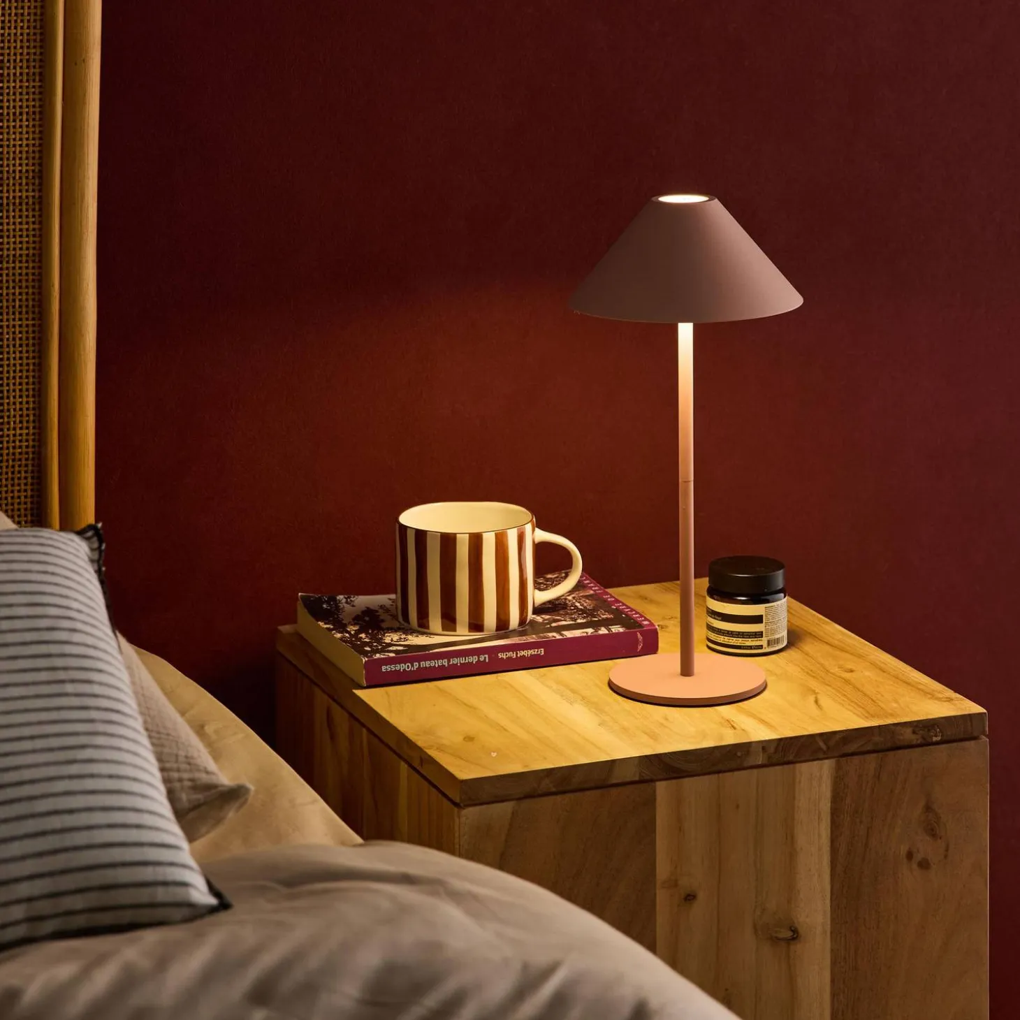 Mobile LED-Tischlampe für Innen- und Außenbereich H 135 cm