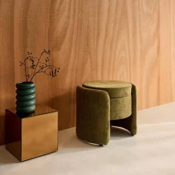Moderner Hocker mit Stoffbezug und Stauraum