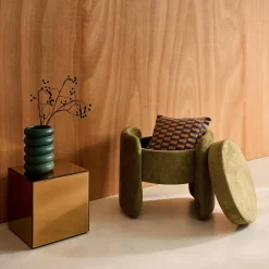 Moderner Hocker mit Stoffbezug und Stauraum