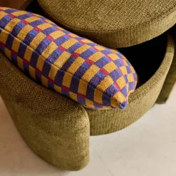 Moderner Hocker mit Stoffbezug und Stauraum