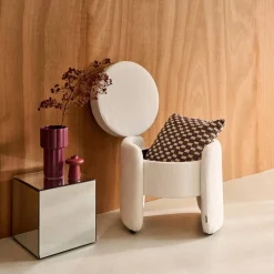 Moderner Hocker mit Stoffbezug und Stauraum