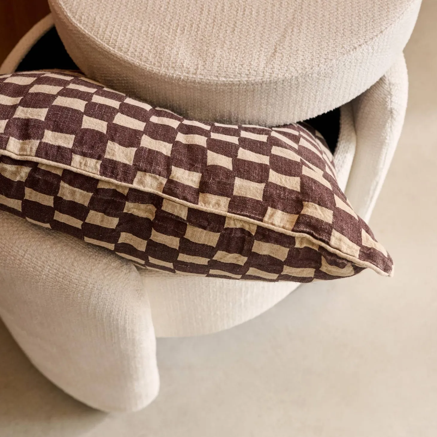 Moderner Hocker mit Stoffbezug und Stauraum