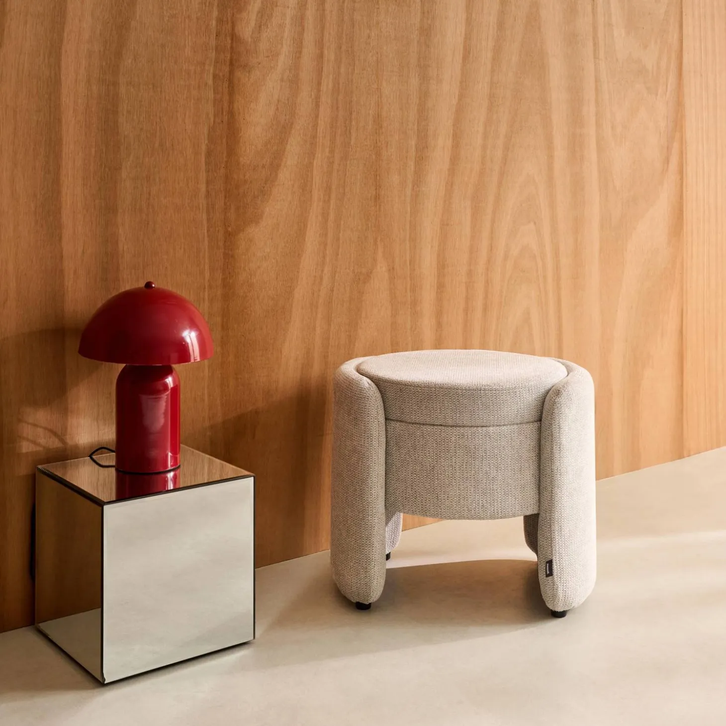 Moderner Hocker mit Stoffbezug und Stauraum