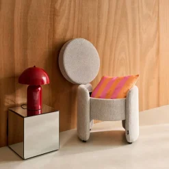 Moderner Hocker mit Stoffbezug und Stauraum