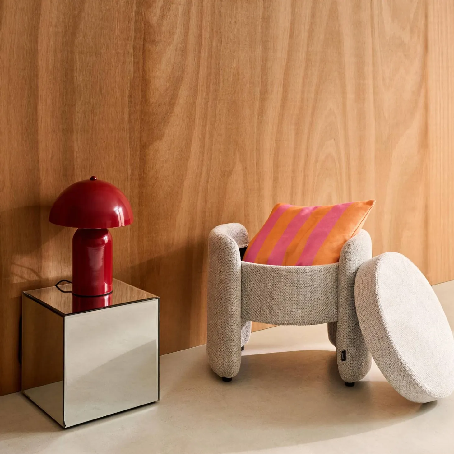 Moderner Hocker mit Stoffbezug und Stauraum