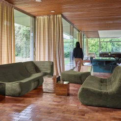 Modulares Ecksofa für 7 Personen mit Cordbezug und Hocker