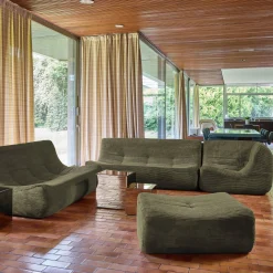 Modulares Ecksofa für 7 Personen mit Cordbezug und Hocker