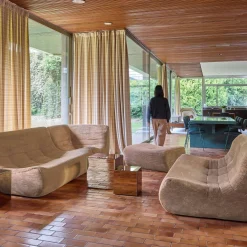 Modulares Ecksofa für 7 Personen mit Cordbezug und Hocker