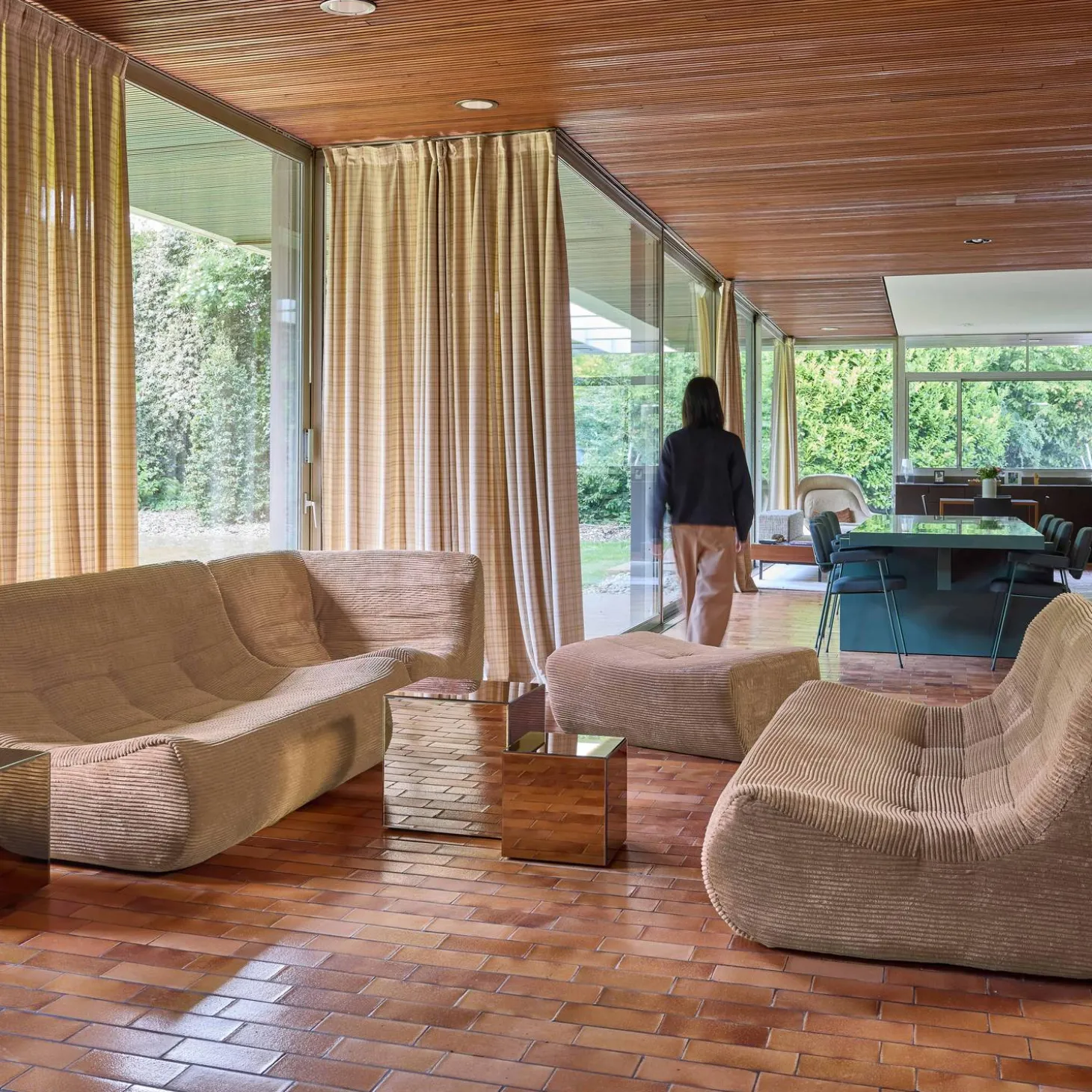 Modulares Ecksofa für 7 Personen mit Cordbezug und Hocker