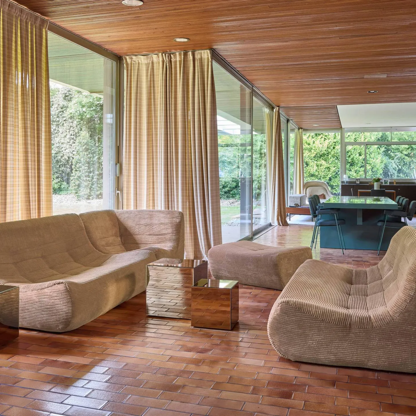 Modulares Ecksofa für 7 Personen mit Cordbezug und Hocker