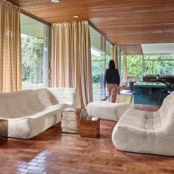 Modulares Ecksofa für 7 Personen mit Cordbezug und Hocker