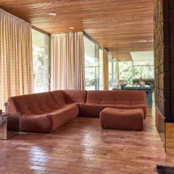 Modulares Ecksofa für 7 Personen mit strukturiertem Bouclé-Bezug und Hocker