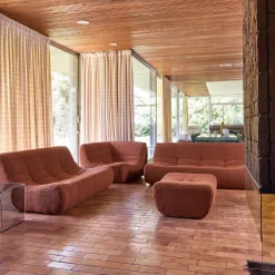 Modulares Ecksofa für 7 Personen mit strukturiertem Bouclé-Bezug und Hocker