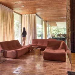 Modulares Ecksofa für 7 Personen mit strukturiertem Bouclé-Bezug und Hocker