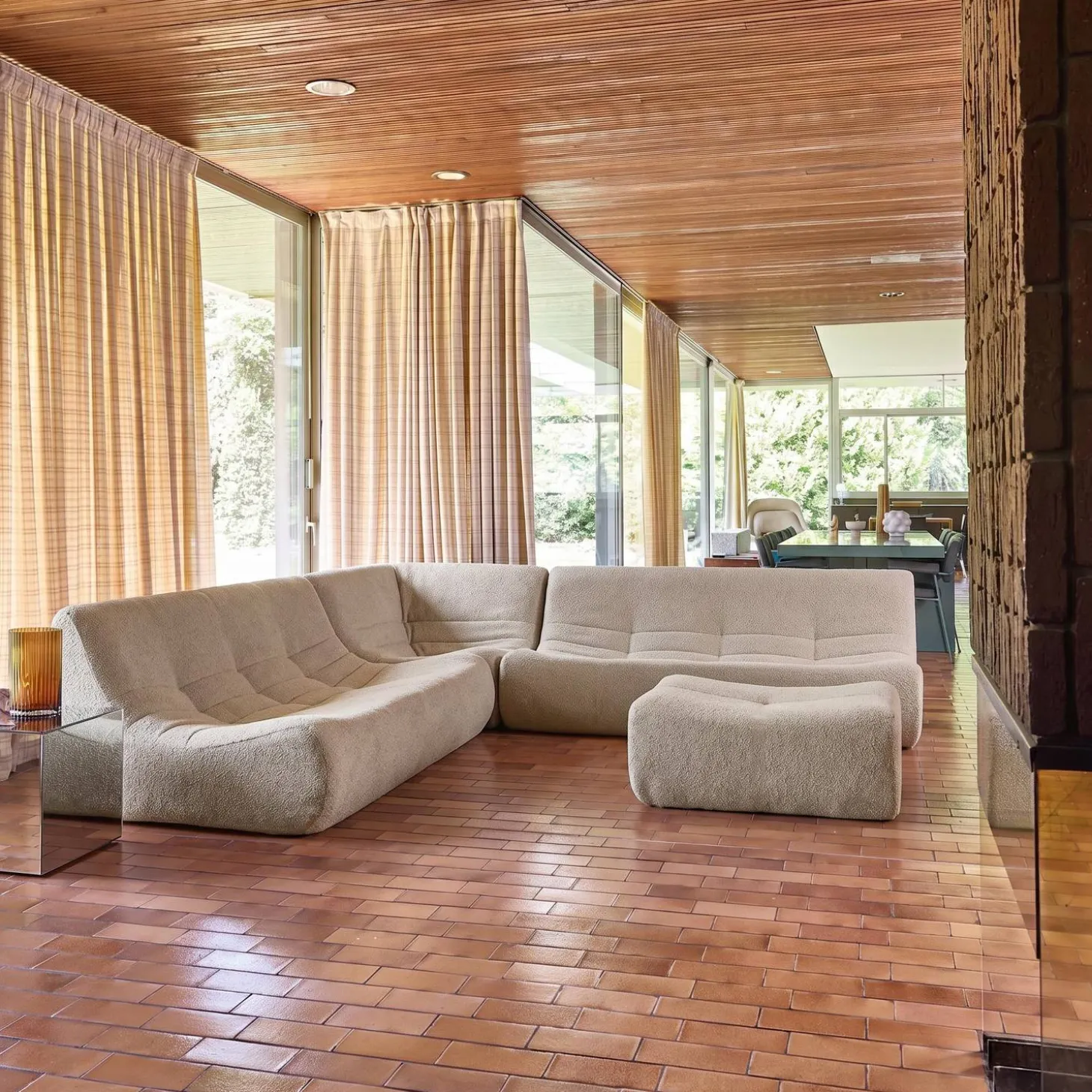 Modulares Ecksofa für 7 Personen mit strukturiertem Bouclé-Bezug und Hocker