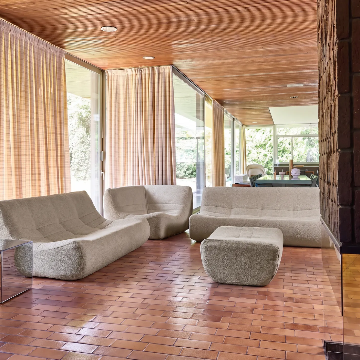 Modulares Ecksofa für 7 Personen mit strukturiertem Bouclé-Bezug und Hocker