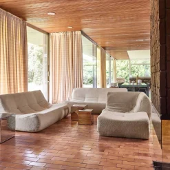 Modulares Ecksofa für 7 Personen mit strukturiertem Bouclé-Bezug und Hocker