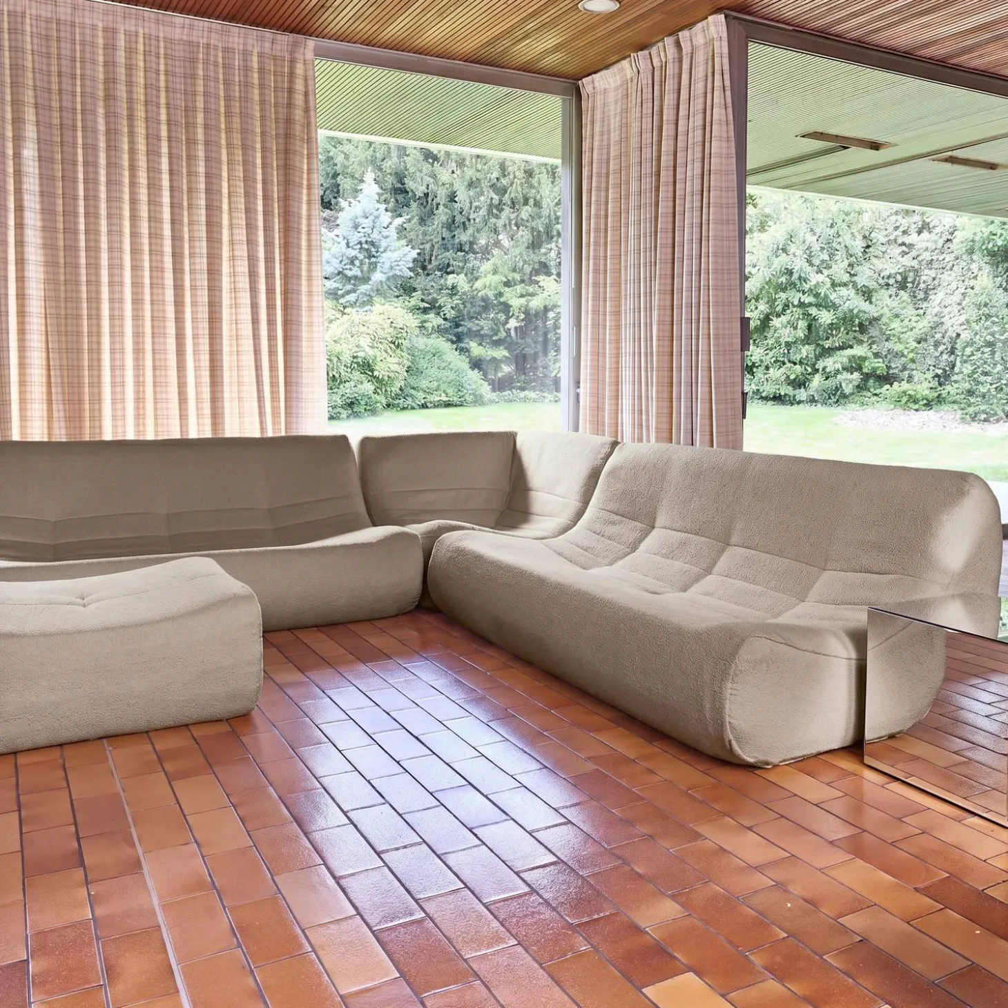 Modulares Ecksofa für 7 Personen mit strukturiertem Bouclé-Bezug und Hocker