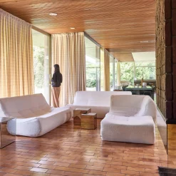 Modulares Ecksofa für 7 Personen mit strukturiertem Bouclé-Bezug und Hocker