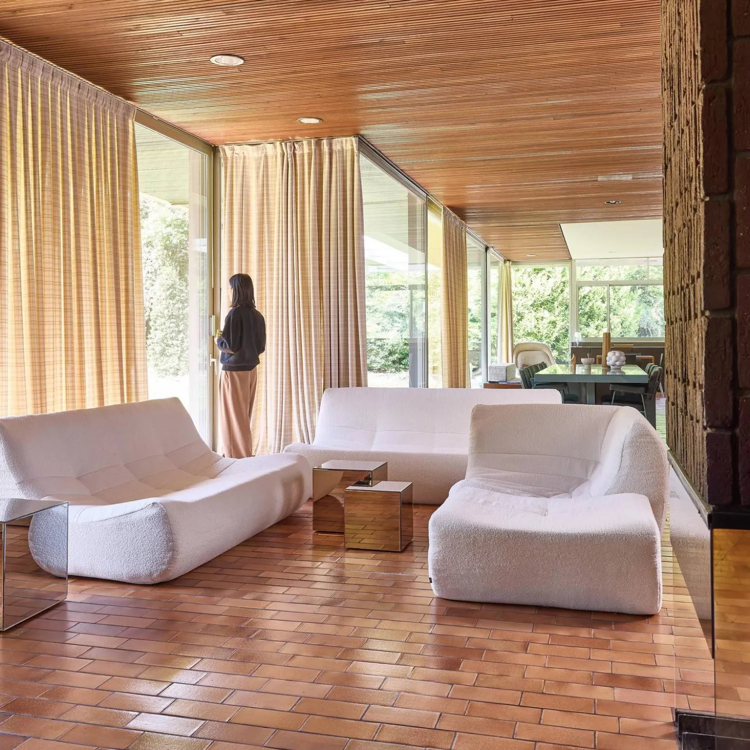 Modulares Ecksofa für 7 Personen mit strukturiertem Bouclé-Bezug und Hocker