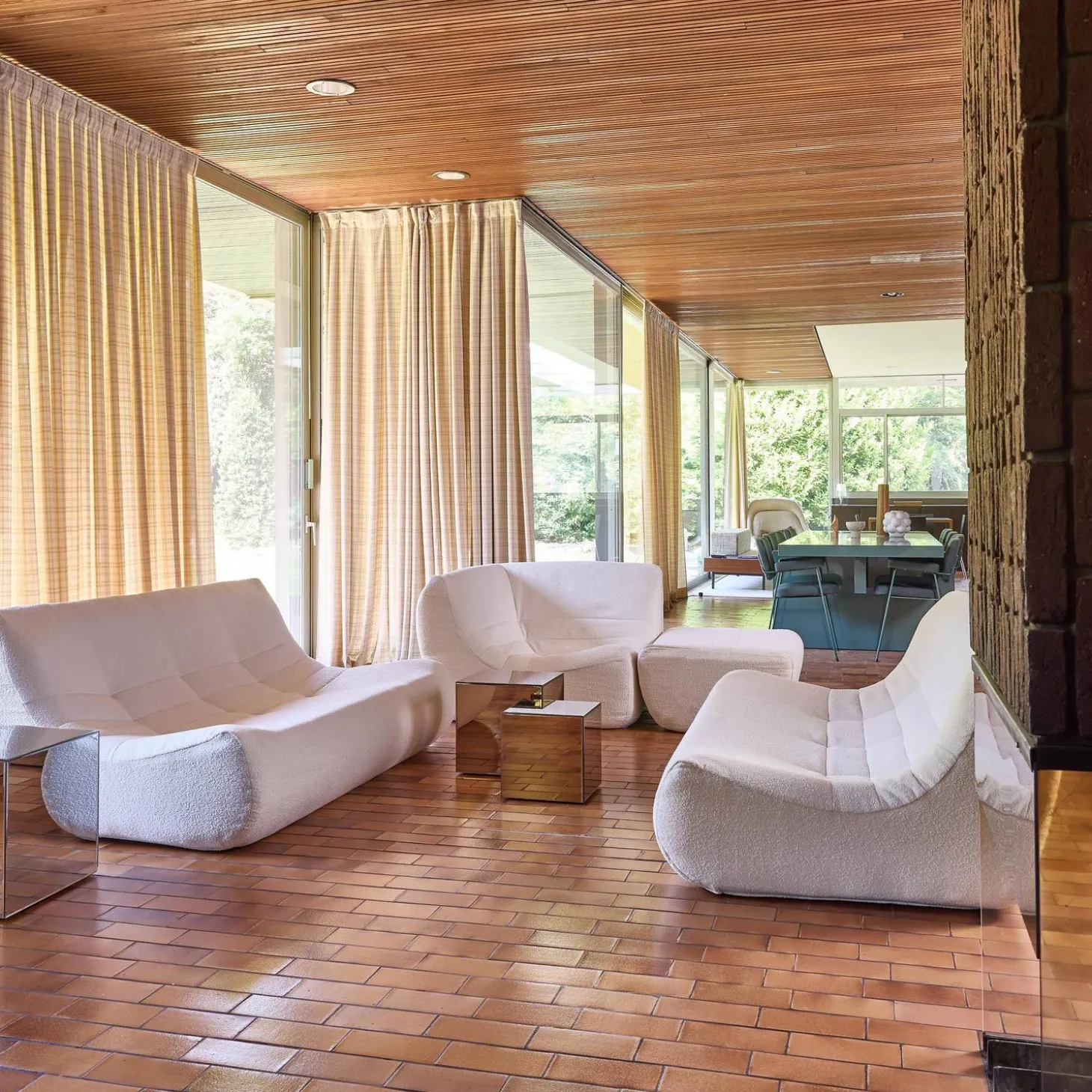 Modulares Ecksofa für 7 Personen mit strukturiertem Bouclé-Bezug und Hocker