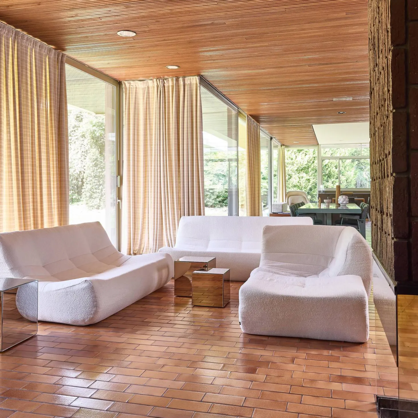 Modulares Ecksofa für 7 Personen mit strukturiertem Bouclé-Bezug und Hocker