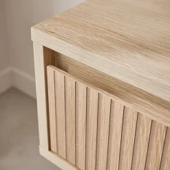Nachttisch mit einer Schublade