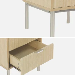Nachttisch mit geriffeltem Holzdekor und Metall