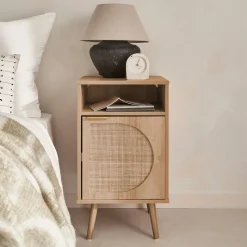 Nachttisch mit Holzdekor und abgerundetem Rattan-Geflecht