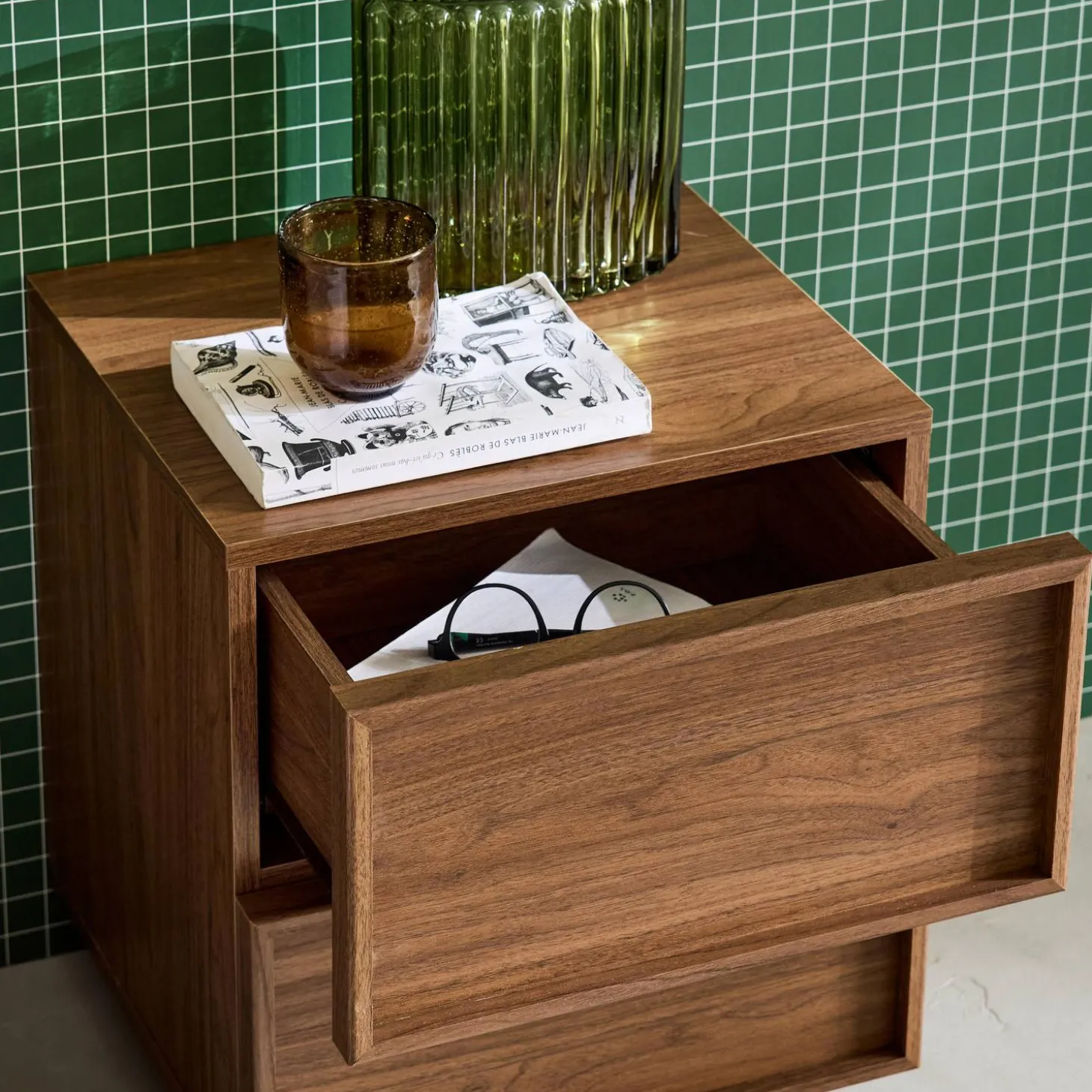 Nachttisch mit Holzlook und 2 Schubladen