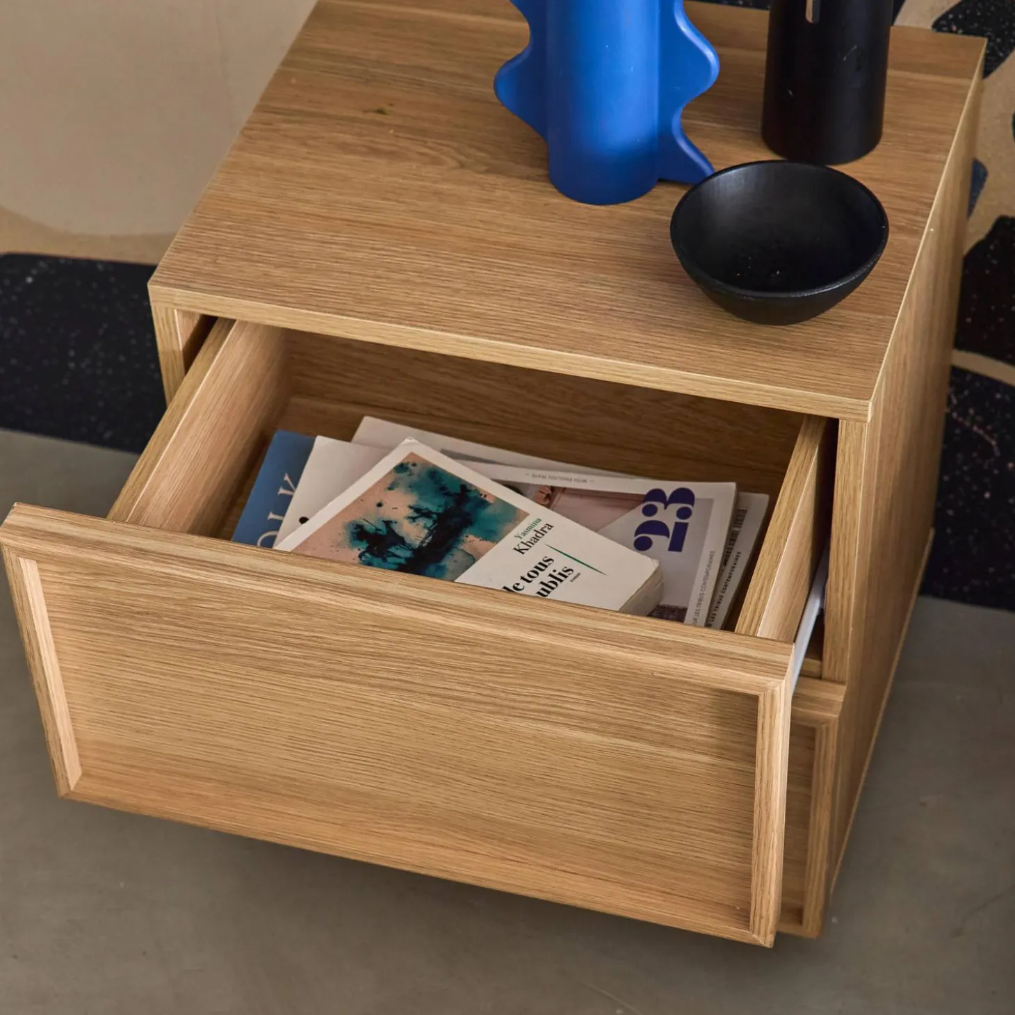 Nachttisch mit Holzlook und 2 Schubladen