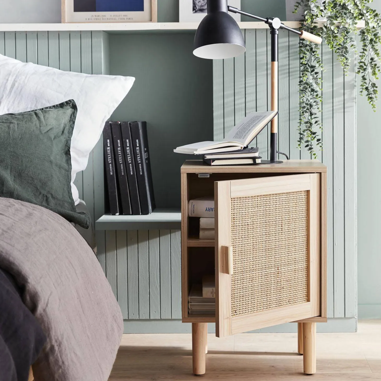 Nachttisch mit Rattan-Geflecht