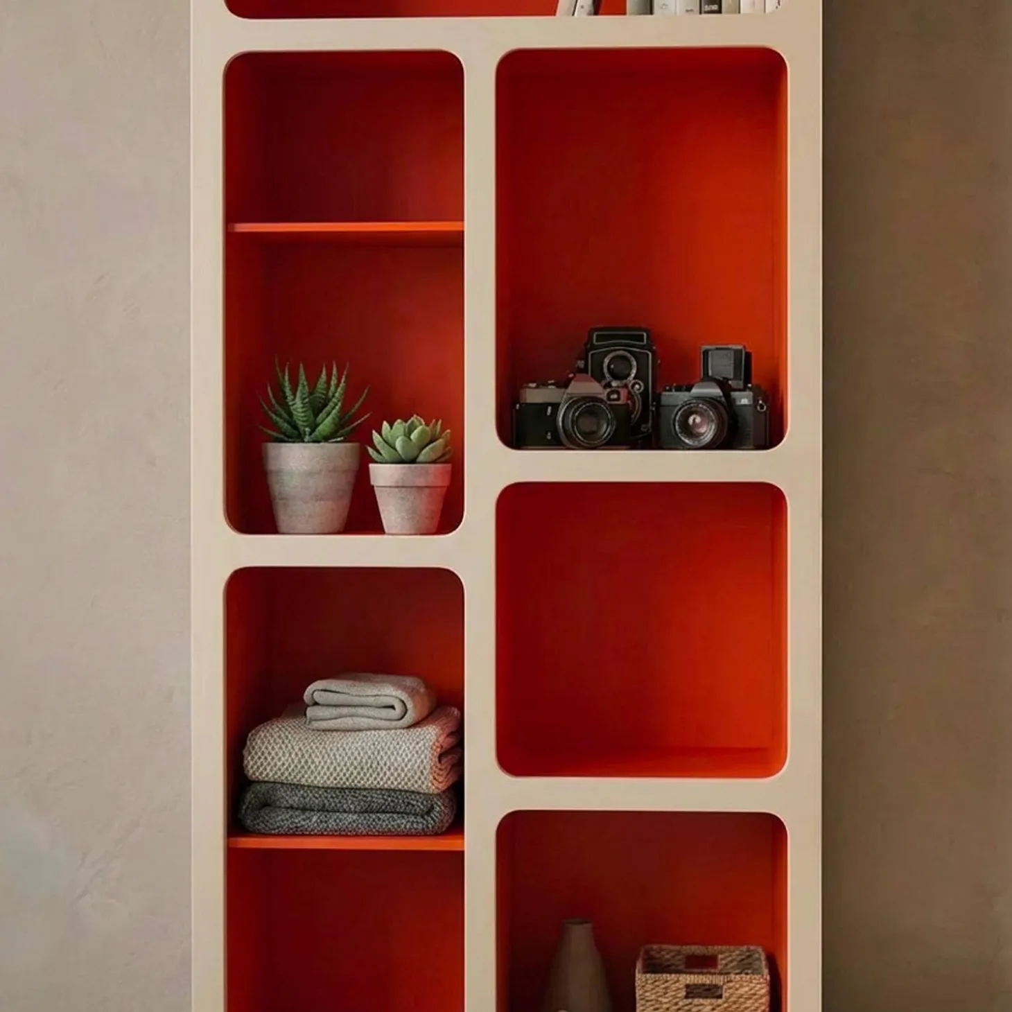 Organisches Bücherregal mit zweifarbigem Holzdekor, 8 Fächer