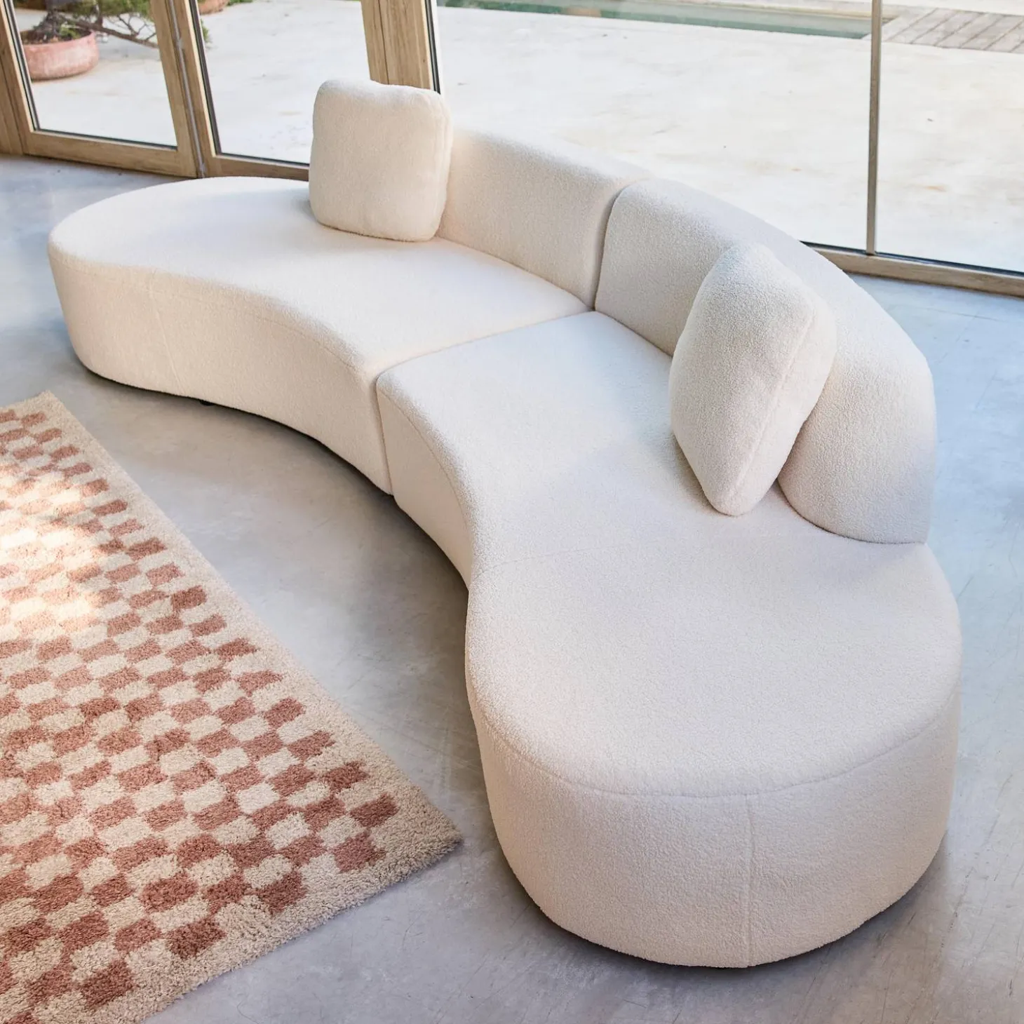 Organisches 5-Sitzer-Sofa mit Bouclé-Bezug