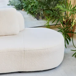 Organisches 2-3-Sitzer-Sofa mit Bouclé-Bezug und einer kleinen Recamiere