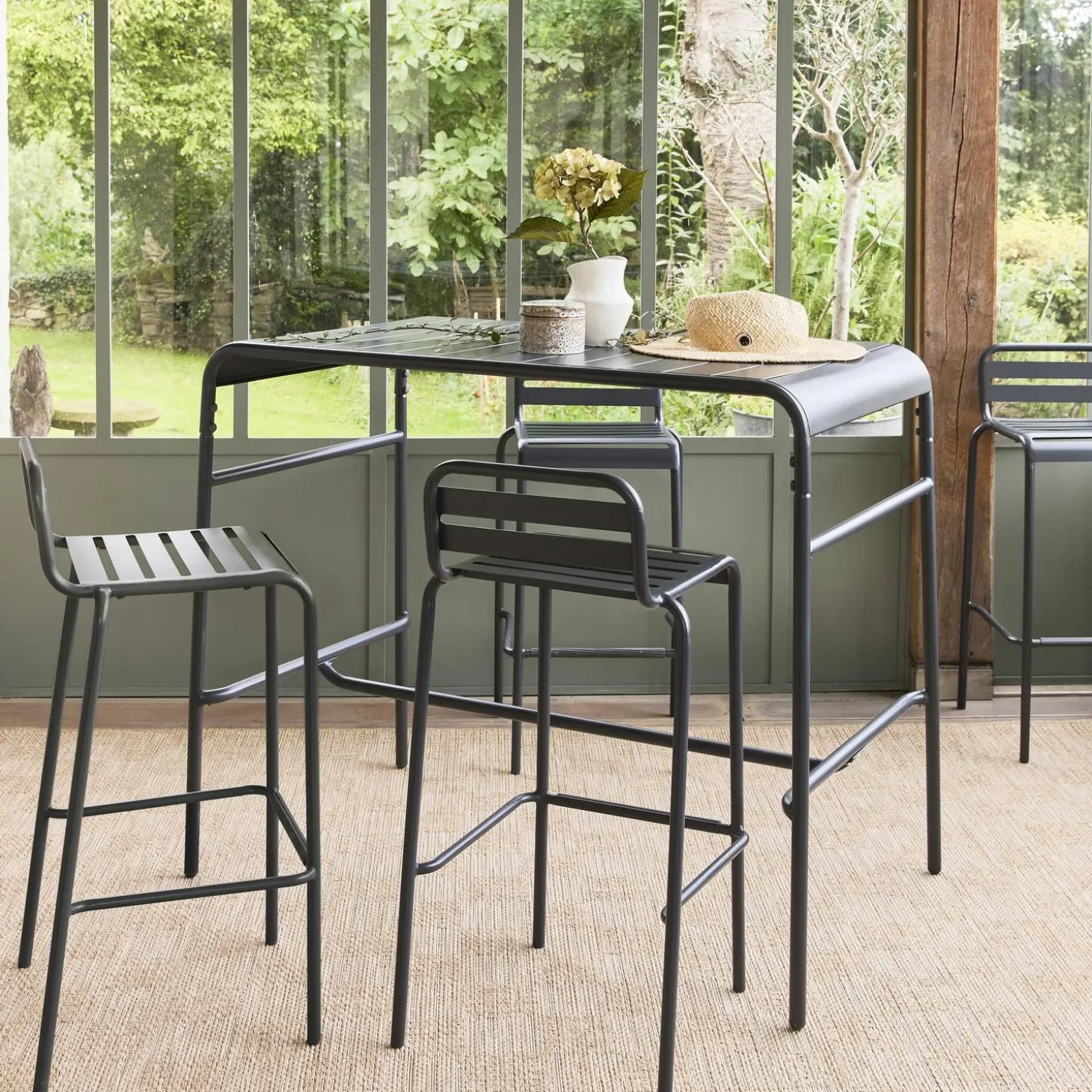 Outdoor-Bartisch + 4 Barhocker mit Lehne aus Stahl