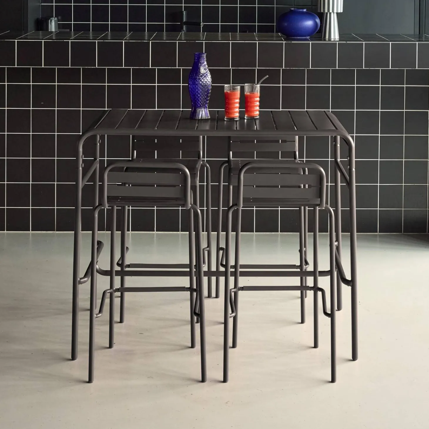 Outdoor-Bartisch + 4 Barhocker mit Lehne aus Stahl