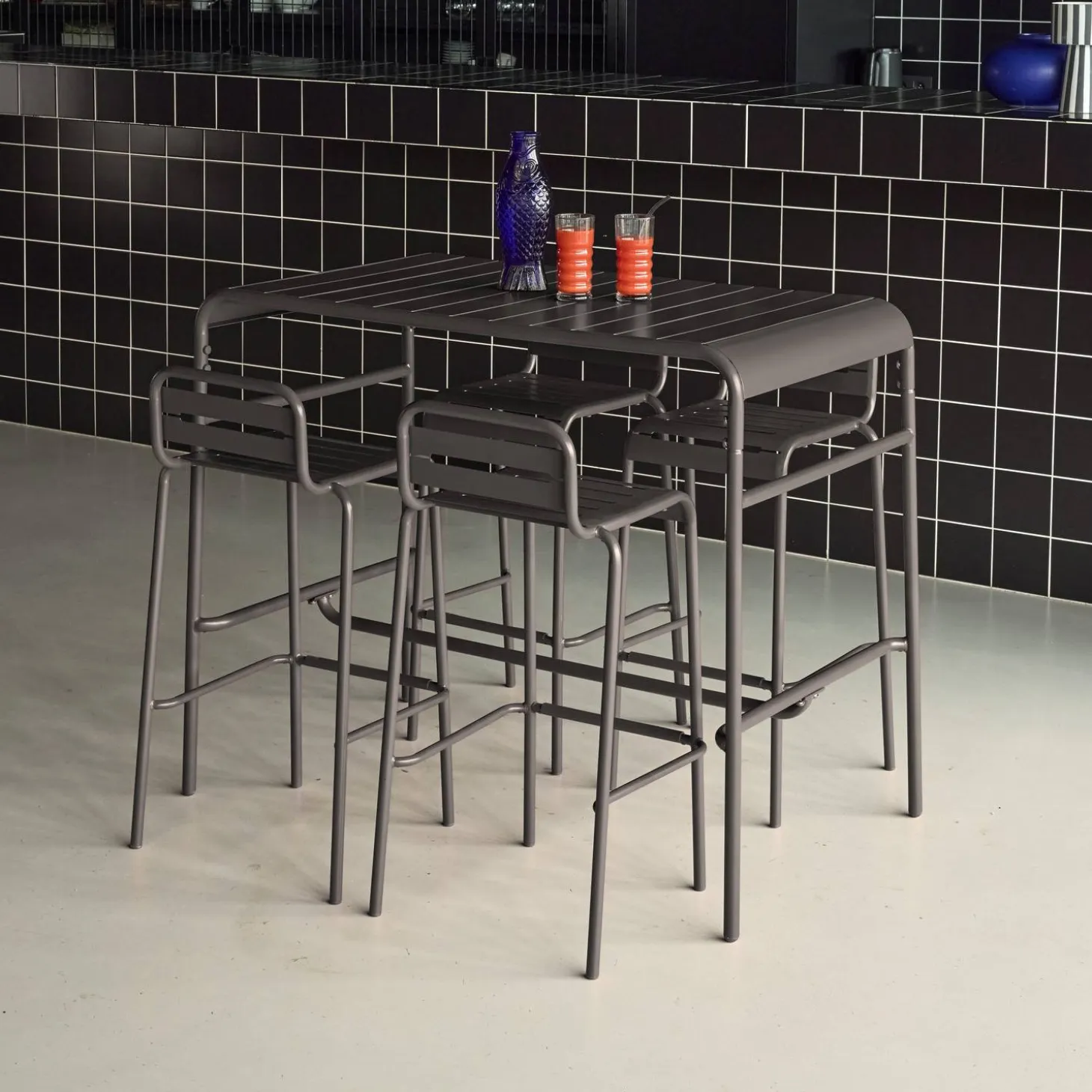 Outdoor-Bartisch + 4 Barhocker mit Lehne aus Stahl