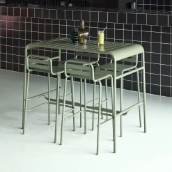 Outdoor-Bartisch + 4 Barhocker mit Lehne aus Stahl
