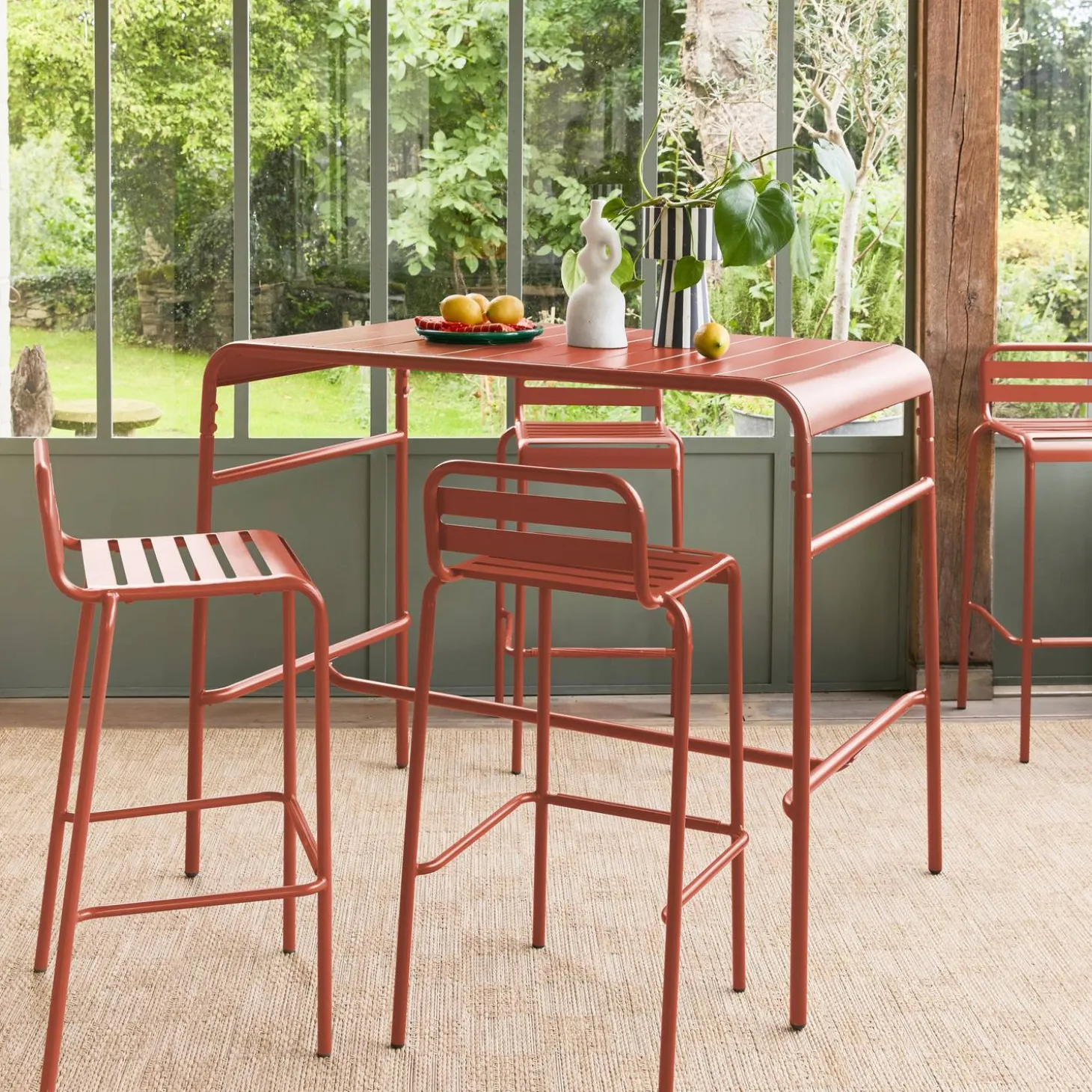 Outdoor-Bartisch + 4 Barhocker mit Lehne aus Stahl