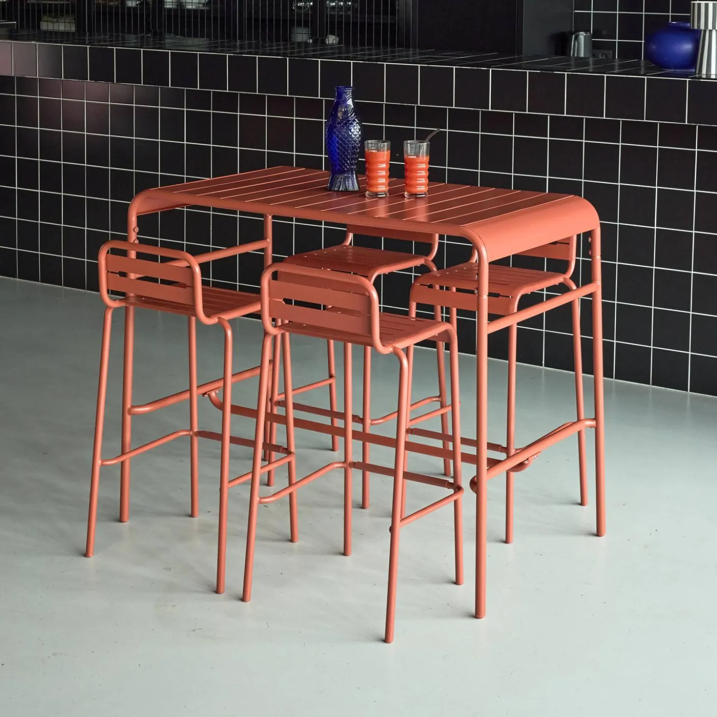 Outdoor-Bartisch + 4 Barhocker mit Lehne aus Stahl