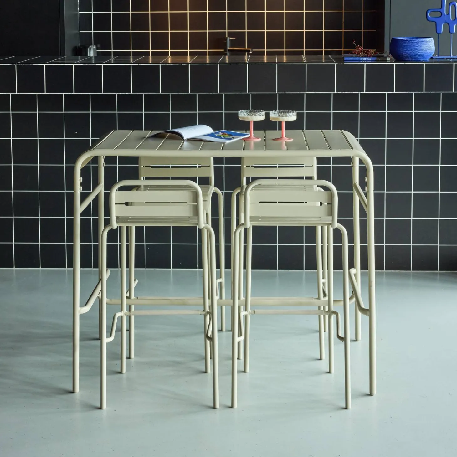Outdoor-Bartisch + 4 Barhocker mit Lehne aus Stahl