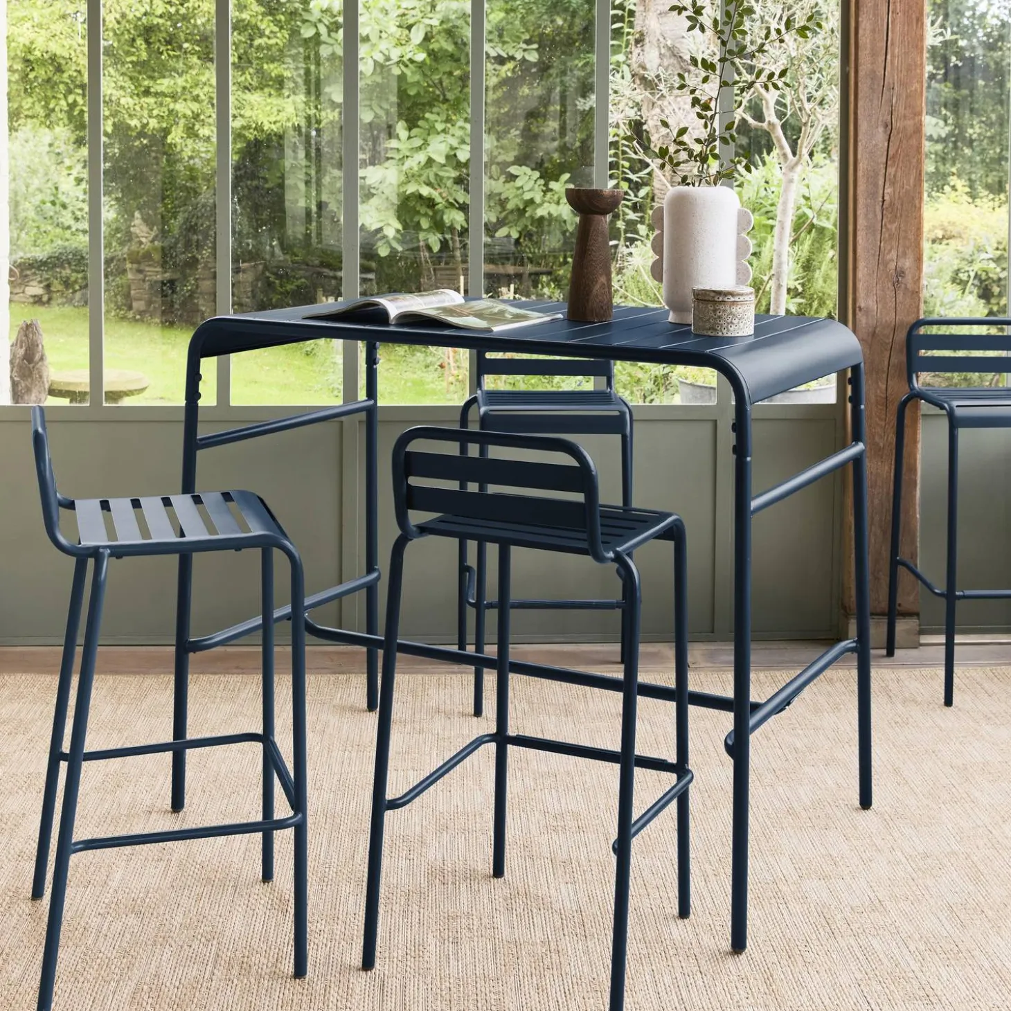 Outdoor-Bartisch + 4 Barhocker mit Lehne aus Stahl