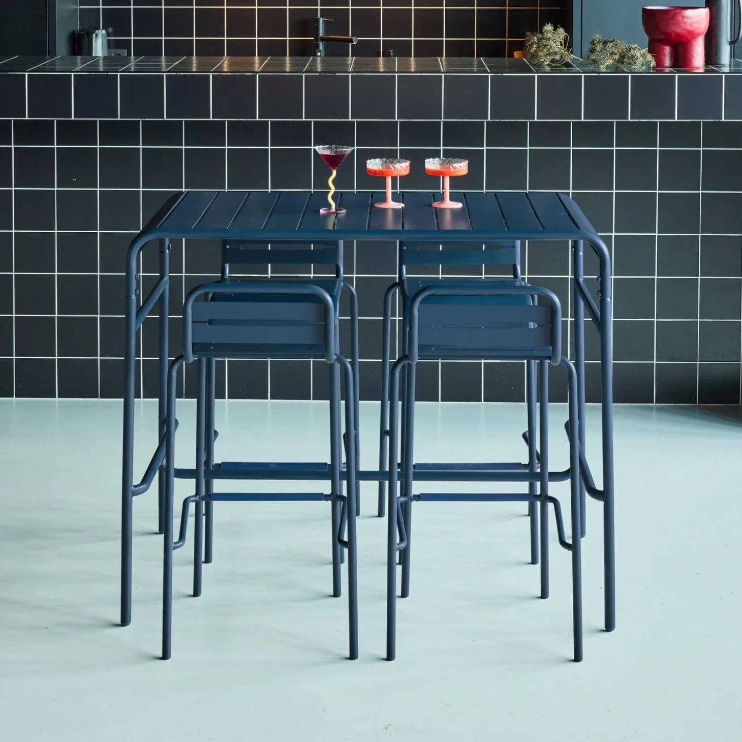 Outdoor-Bartisch + 4 Barhocker mit Lehne aus Stahl