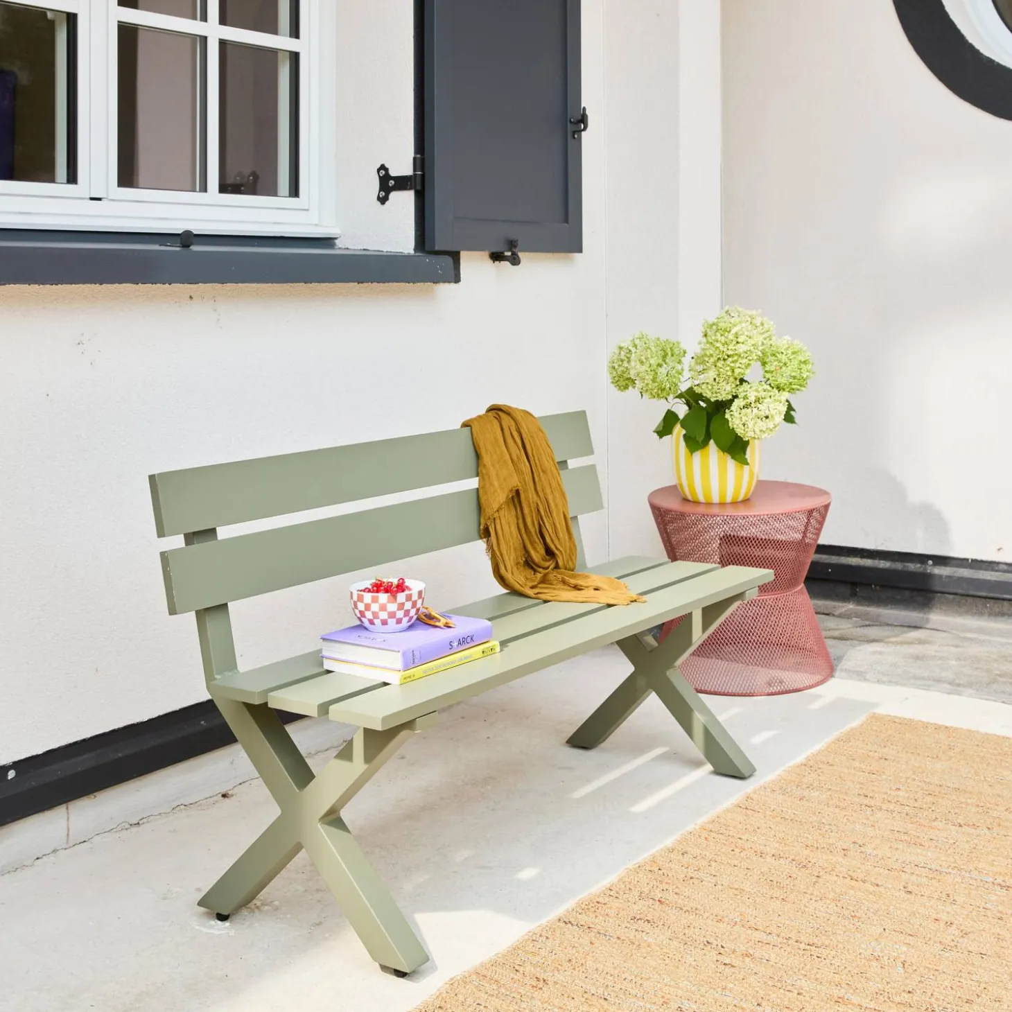 Outdoor-Beistelltisch aus Stahl mit Gittereffekt