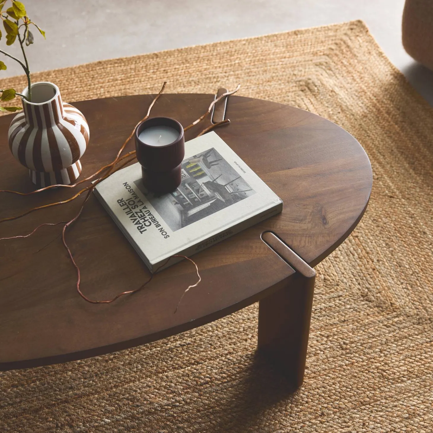 Ovaler Couchtisch aus Massivholz 120 cm