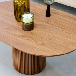 Ovaler Couchtisch mit geriffelter Holzoptik